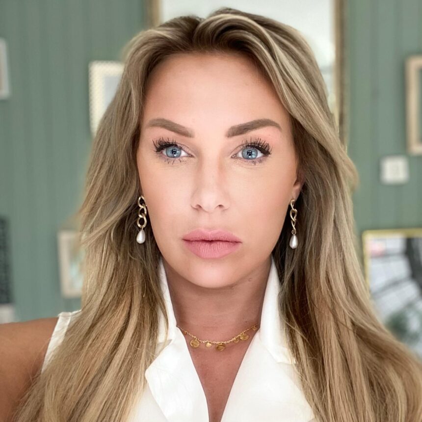 Triple Chain Pearls, Handmade Golden Earrings with Pearls - Afbeelding 3